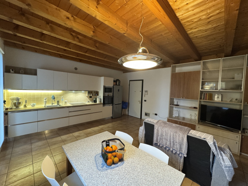 In bella zona residenziale proponiamo in vendita appartamento al secondo e ultimo piano composto ...