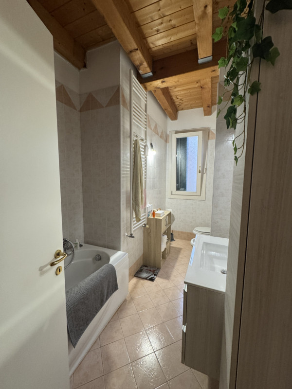 In bella zona residenziale proponiamo in vendita appartamento al secondo e ultimo piano composto ...