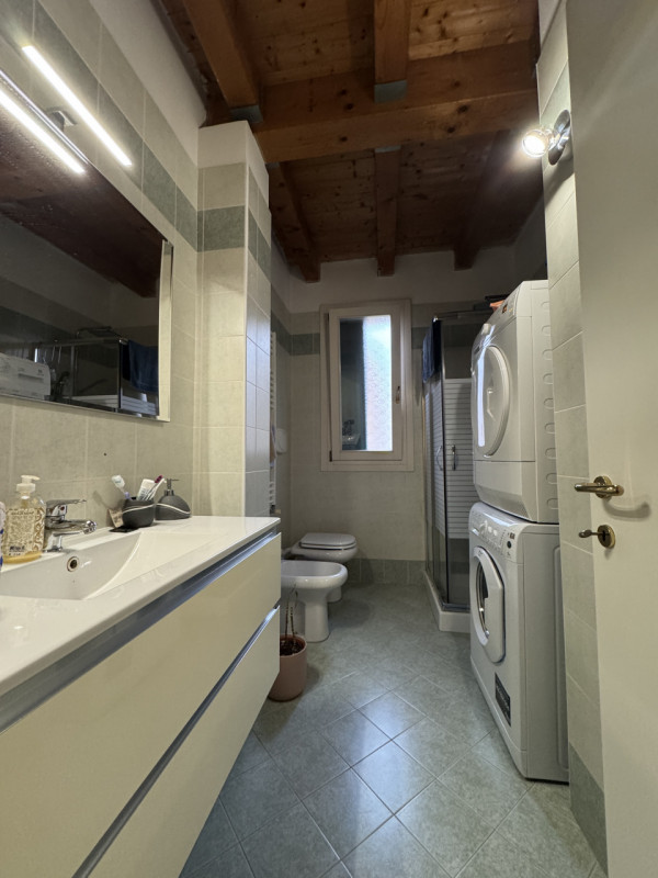 In bella zona residenziale proponiamo in vendita appartamento al secondo e ultimo piano composto ...