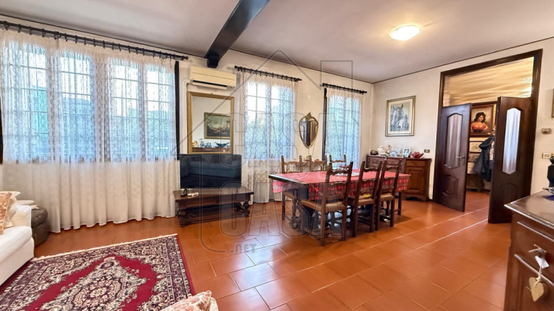 Casa singola da aggiornare situata a Padova, un'opportunità imperdibile per chi cerca spazio e co...