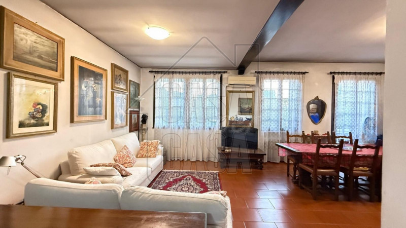 Casa singola da aggiornare situata a Padova, un'opportunità imperdibile per chi cerca spazio e co...