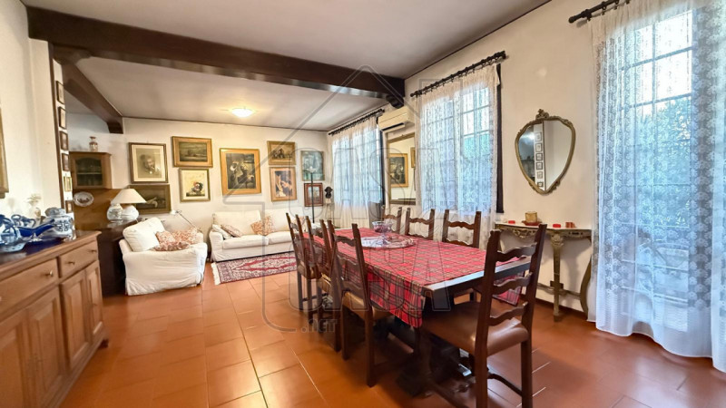 Casa singola da aggiornare situata a Padova, un'opportunità imperdibile per chi cerca spazio e co...