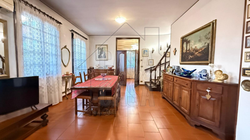 Casa singola da aggiornare situata a Padova, un'opportunità imperdibile per chi cerca spazio e co...