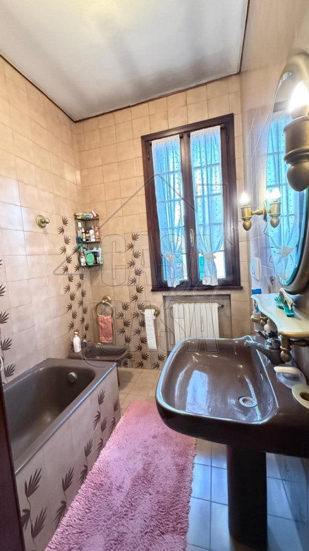 Casa singola da aggiornare situata a Padova, un'opportunità imperdibile per chi cerca spazio e co...