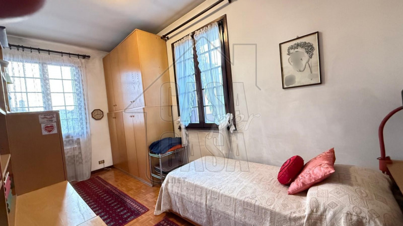 Casa singola da aggiornare situata a Padova, un'opportunità imperdibile per chi cerca spazio e co...