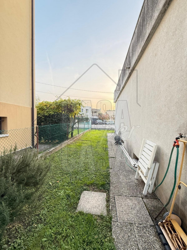 Casa singola da aggiornare situata a Padova, un'opportunità imperdibile per chi cerca spazio e co...