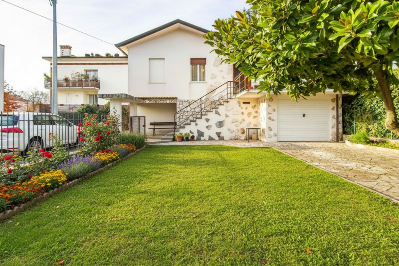 In una zona tranquilla di Ca’ Paiella, proponiamo in vendita questa casa singola su due livelli, ...