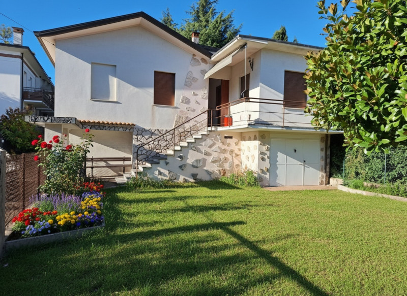 In una zona tranquilla di Ca’ Paiella, proponiamo in vendita questa casa singola su due livelli, ...