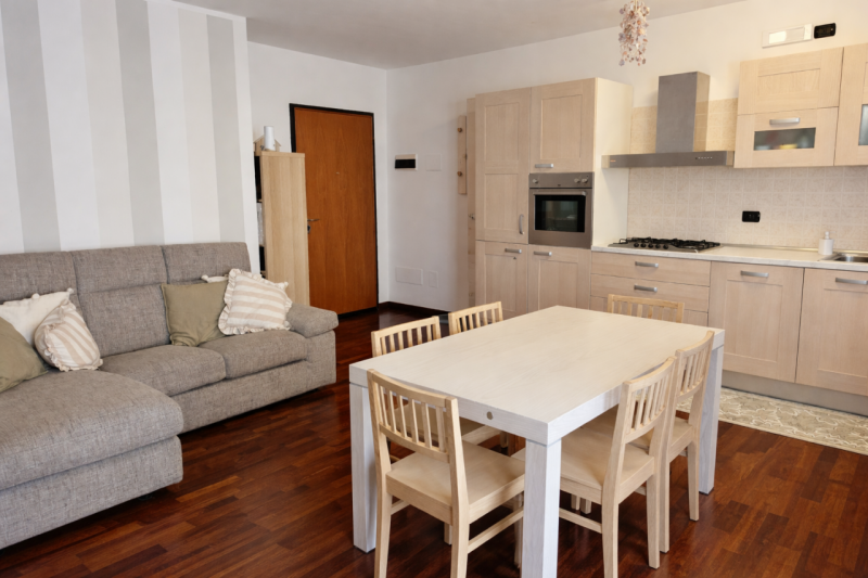 Proponiamo splendido appartamento in posizione comoda ai principali servizi, collocato al piano p...