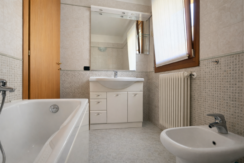 Proponiamo splendido appartamento in posizione comoda ai principali servizi, collocato al piano p...