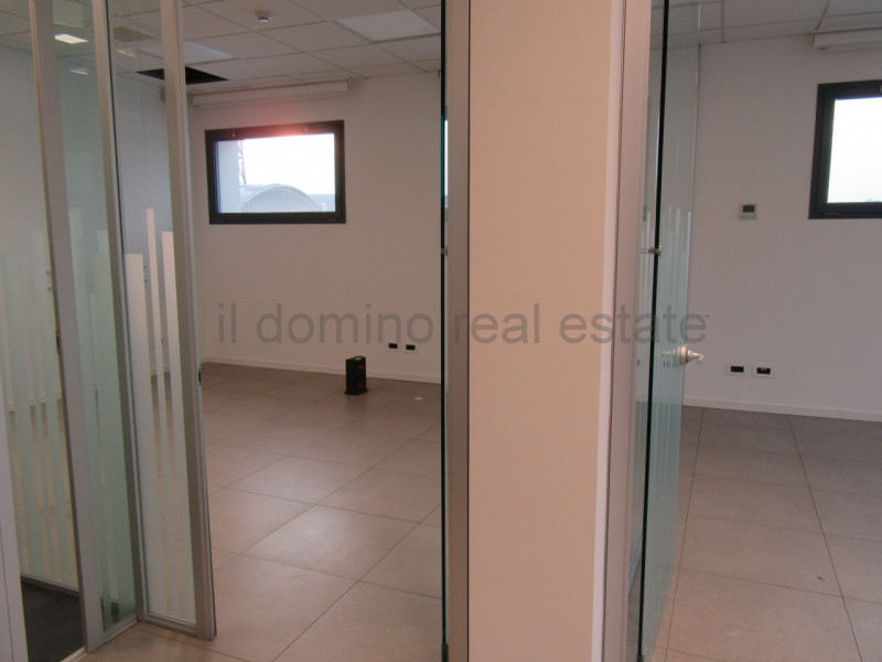 Capannone di recente costruzione anno 2017 in zona industriale a Padova Est, Classe Energetica B,...