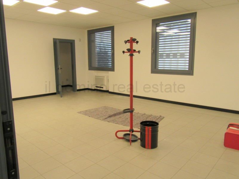 Capannone di recente costruzione anno 2017 in zona industriale a Padova Est, Classe Energetica B,...