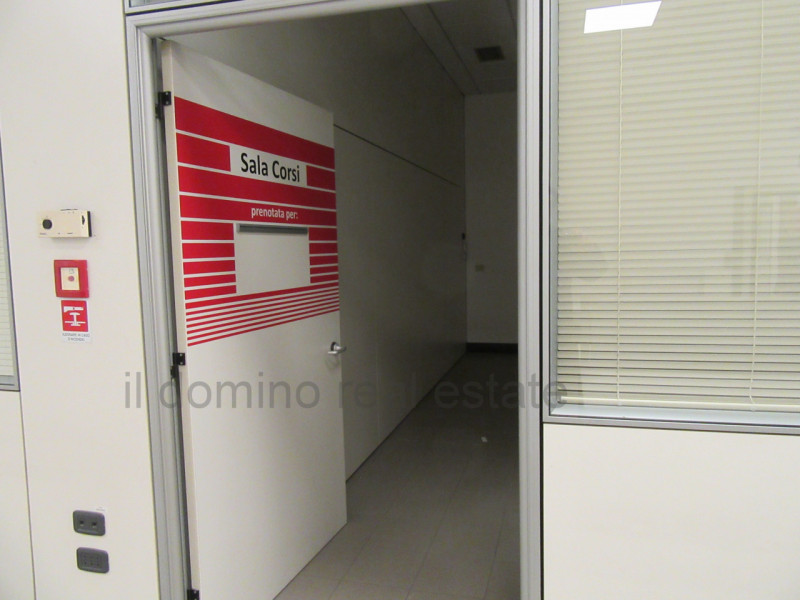 Capannone di recente costruzione anno 2017 in zona industriale a Padova Est, Classe Energetica B,...