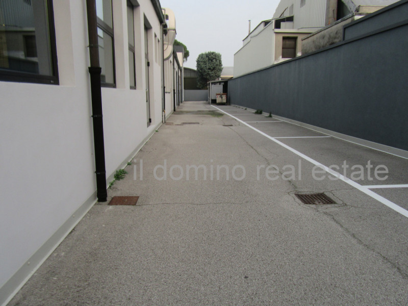 Capannone di recente costruzione anno 2017 in zona industriale a Padova Est, Classe Energetica B,...