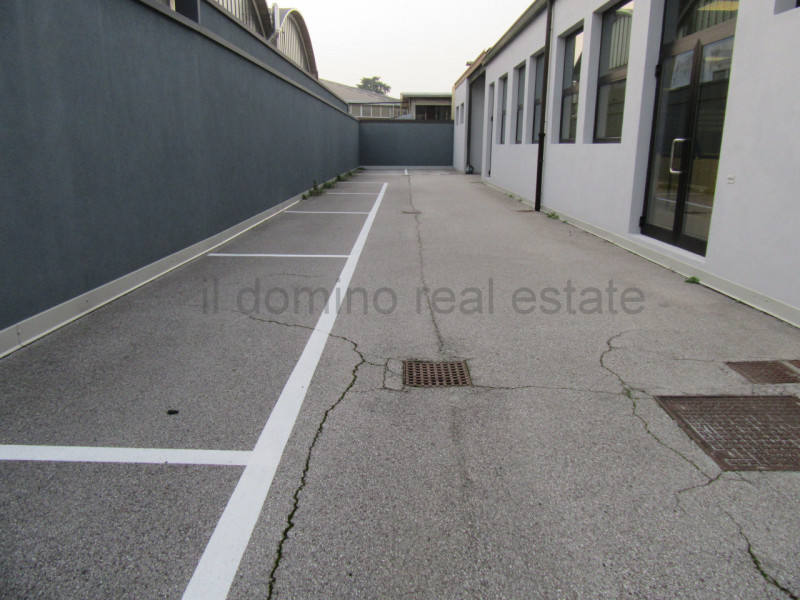 Capannone di recente costruzione anno 2017 in zona industriale a Padova Est, Classe Energetica B,...