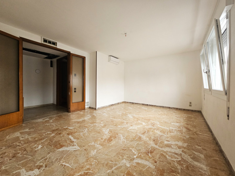 LIM169 - Situato nel centro di Limena, a pochi passi da tutti i principali servizi e comodità, vi...