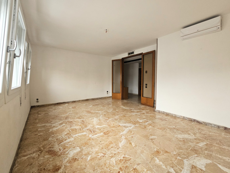 LIM169 - Situato nel centro di Limena, a pochi passi da tutti i principali servizi e comodità, vi...