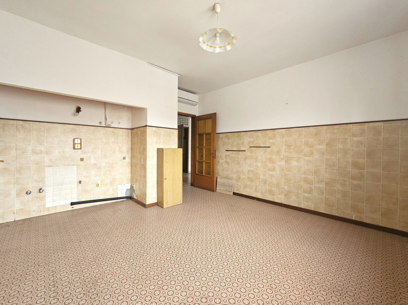 LIM169 - Situato nel centro di Limena, a pochi passi da tutti i principali servizi e comodità, vi...