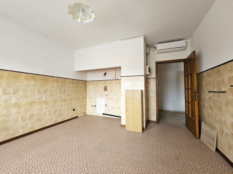 LIM169 - Situato nel centro di Limena, a pochi passi da tutti i principali servizi e comodità, vi...