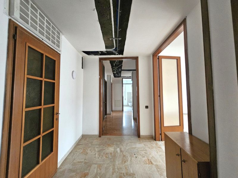 LIM169 - Situato nel centro di Limena, a pochi passi da tutti i principali servizi e comodità, vi...