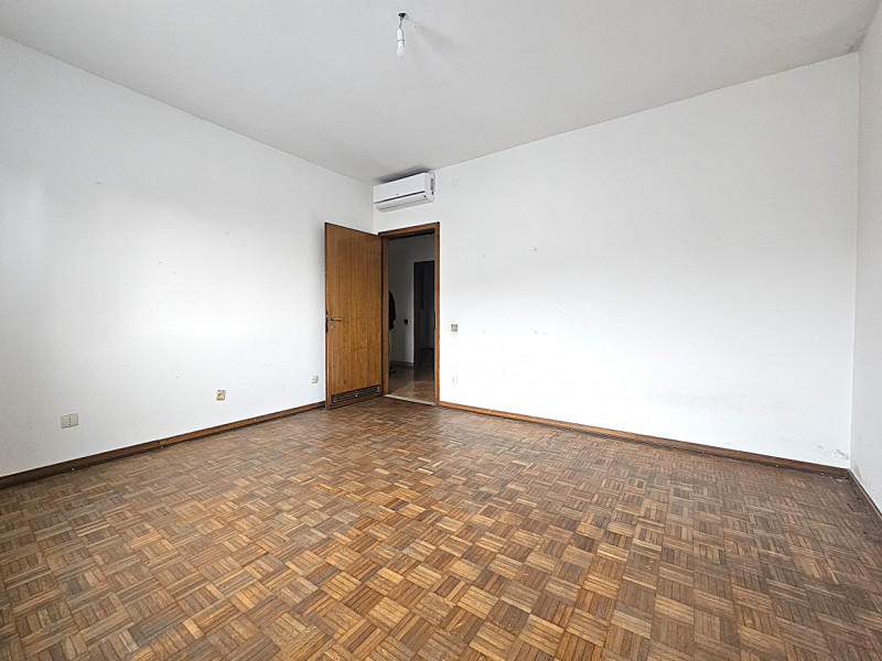 LIM169 - Situato nel centro di Limena, a pochi passi da tutti i principali servizi e comodità, vi...