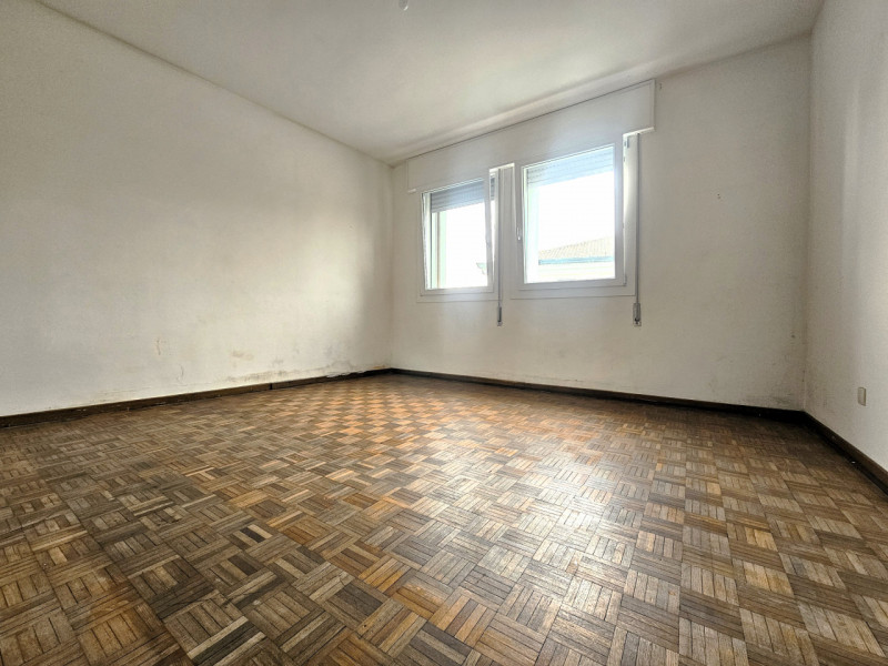 LIM169 - Situato nel centro di Limena, a pochi passi da tutti i principali servizi e comodità, vi...