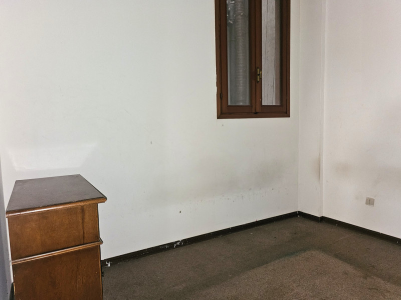 LIM169 - Situato nel centro di Limena, a pochi passi da tutti i principali servizi e comodità, vi...