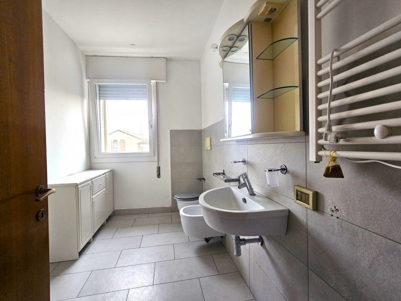 LIM169 - Situato nel centro di Limena, a pochi passi da tutti i principali servizi e comodità, vi...