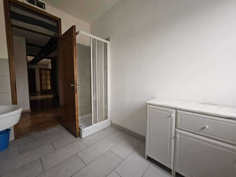 LIM169 - Situato nel centro di Limena, a pochi passi da tutti i principali servizi e comodità, vi...