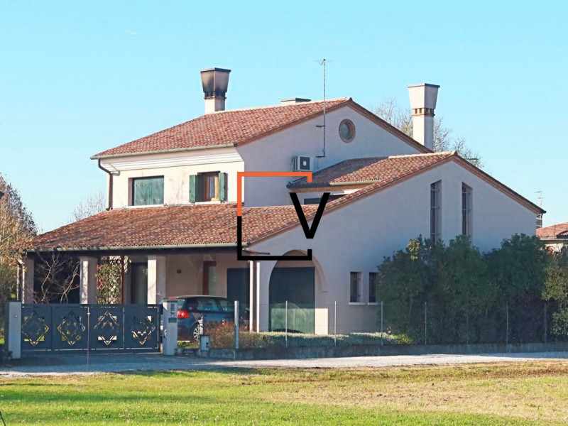 V393 - Proponiamo in vendita, esclusiva villa SINGOLA di ampie dimensioni in condizioni PARI AL N...