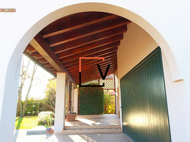 V393 - Proponiamo in vendita, esclusiva villa SINGOLA di ampie dimensioni in condizioni PARI AL N...