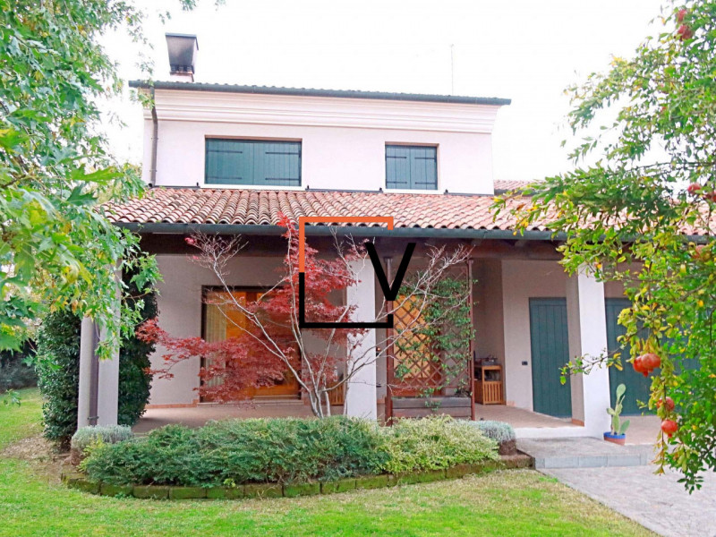 V393 - Proponiamo in vendita, esclusiva villa SINGOLA di ampie dimensioni in condizioni PARI AL N...