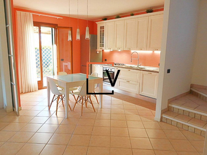 V393 - Proponiamo in vendita, esclusiva villa SINGOLA di ampie dimensioni in condizioni PARI AL N...