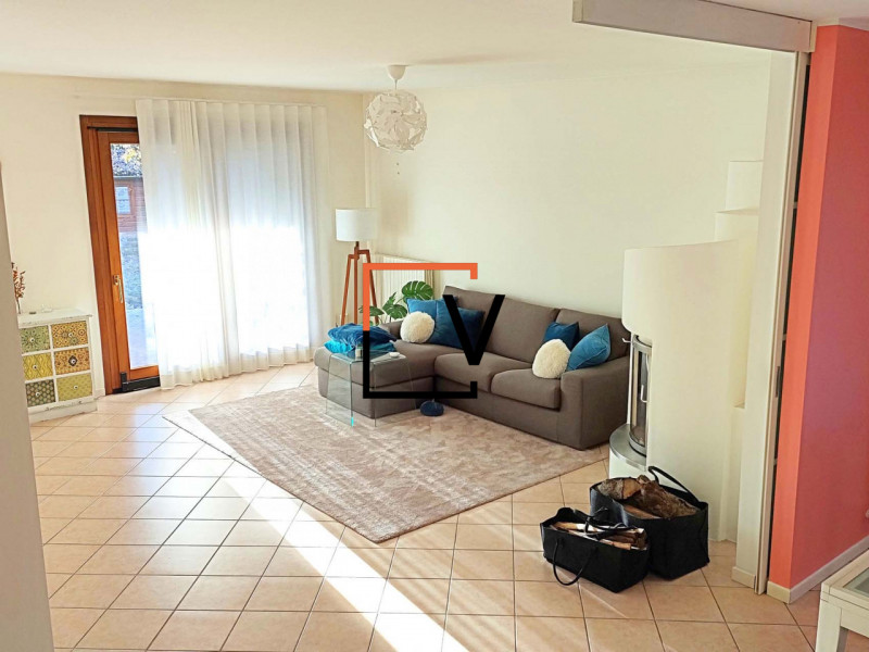 V393 - Proponiamo in vendita, esclusiva villa SINGOLA di ampie dimensioni in condizioni PARI AL N...