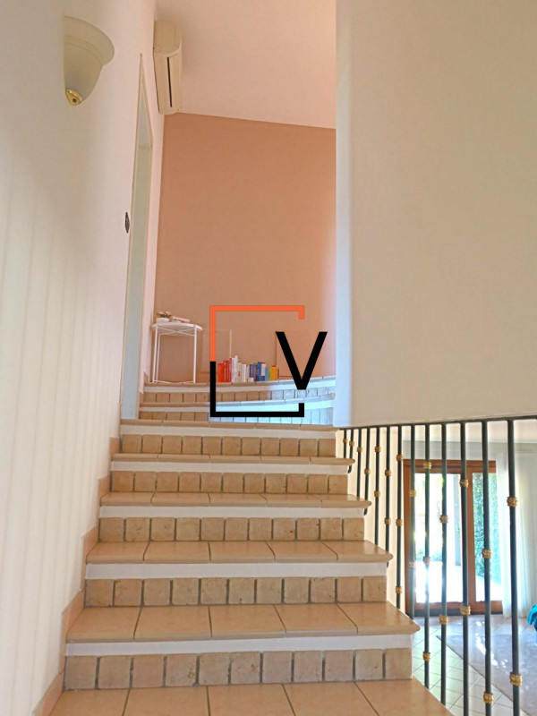 V393 - Proponiamo in vendita, esclusiva villa SINGOLA di ampie dimensioni in condizioni PARI AL N...