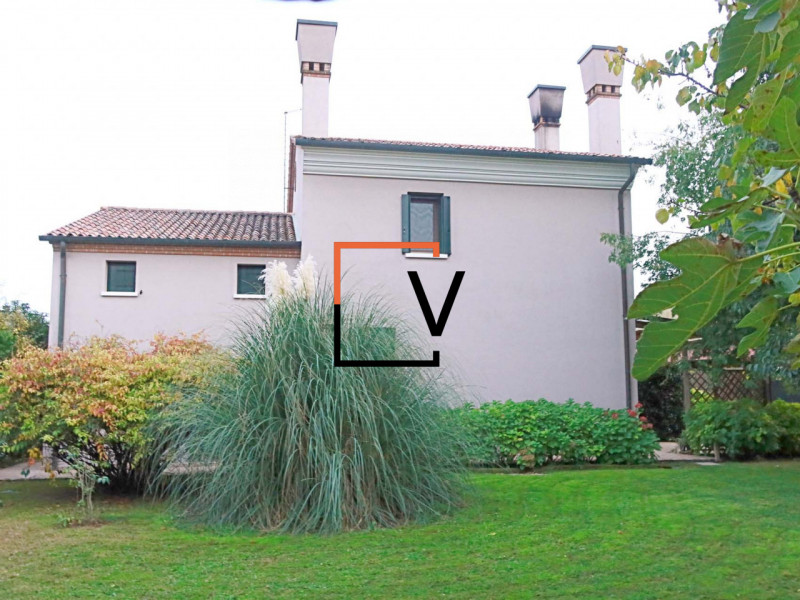 V393 - Proponiamo in vendita, esclusiva villa SINGOLA di ampie dimensioni in condizioni PARI AL N...