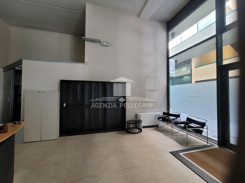 CENTRO DIAZ proponiamo ELEGANTISSIMO  ufficio di 350 mq. Ambiente raffinato e moderno con  elegan...