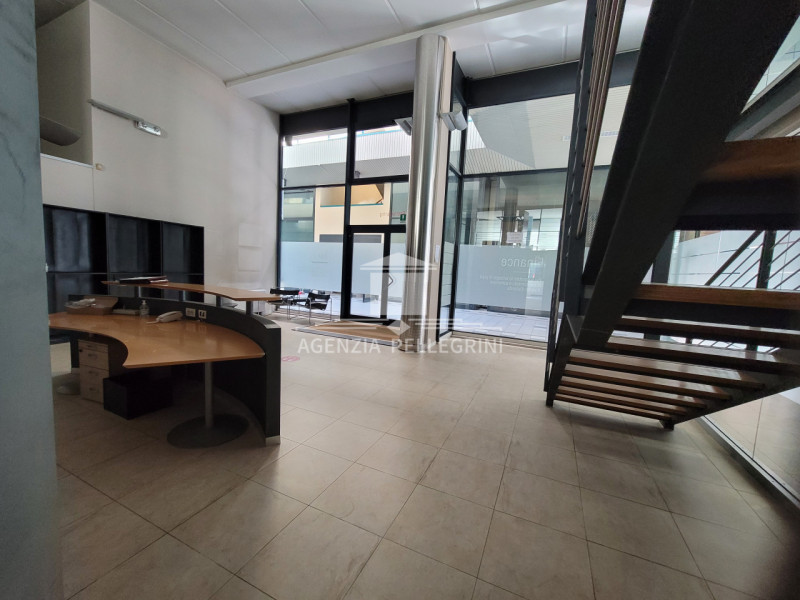 CENTRO DIAZ proponiamo ELEGANTISSIMO  ufficio di 350 mq. Ambiente raffinato e moderno con  elegan...