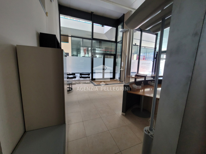 CENTRO DIAZ proponiamo ELEGANTISSIMO  ufficio di 350 mq. Ambiente raffinato e moderno con  elegan...