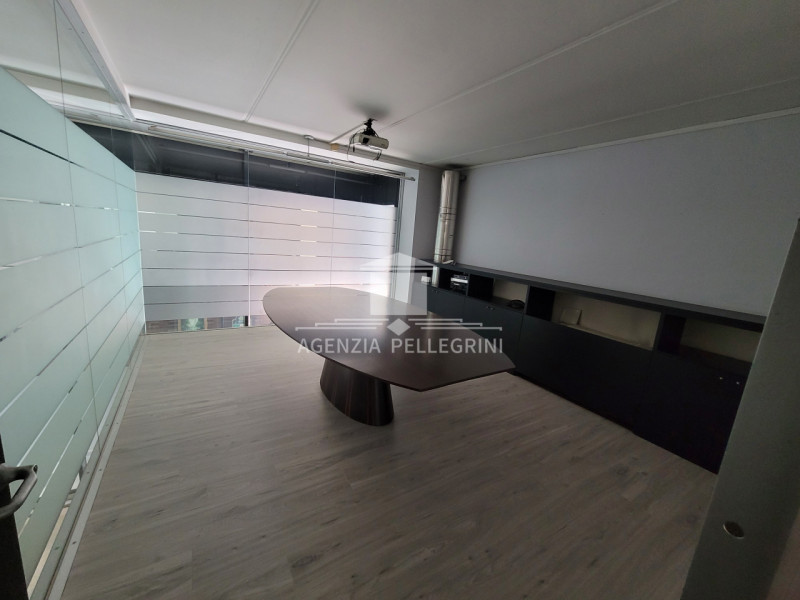 CENTRO DIAZ proponiamo ELEGANTISSIMO  ufficio di 350 mq. Ambiente raffinato e moderno con  elegan...