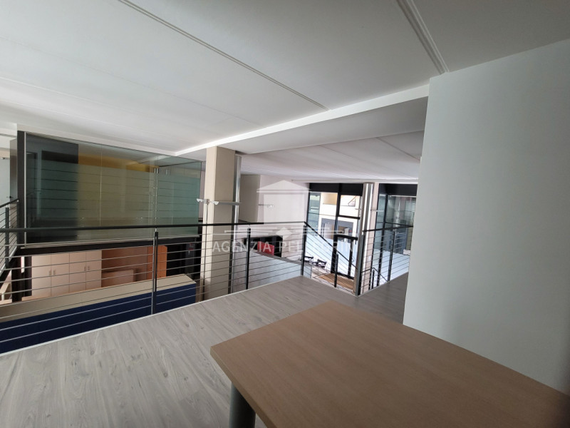 CENTRO DIAZ proponiamo ELEGANTISSIMO  ufficio di 350 mq. Ambiente raffinato e moderno con  elegan...