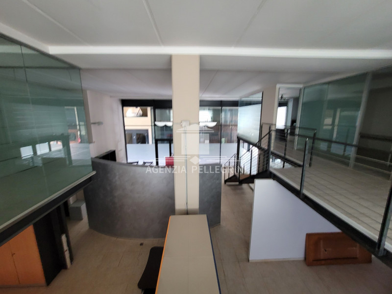 CENTRO DIAZ proponiamo ELEGANTISSIMO  ufficio di 350 mq. Ambiente raffinato e moderno con  elegan...