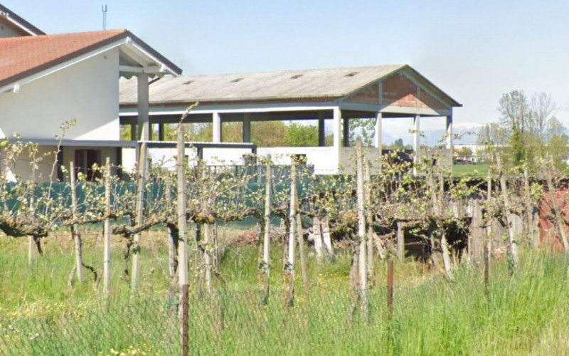 Proponiamo in vendita a Saletto di Vigodarzere un interessante capannone agricolo allo stato grez...