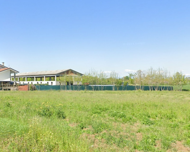 Proponiamo in vendita a Saletto di Vigodarzere un interessante capannone agricolo allo stato grez...