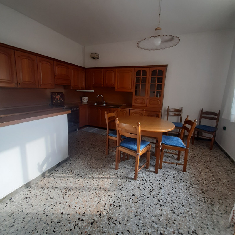 In posizione tranquilla, proponiamo ampia casa singola con finiture degli anni 70, abitabile anch...