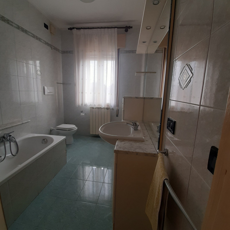 In posizione tranquilla, proponiamo ampia casa singola con finiture degli anni 70, abitabile anch...