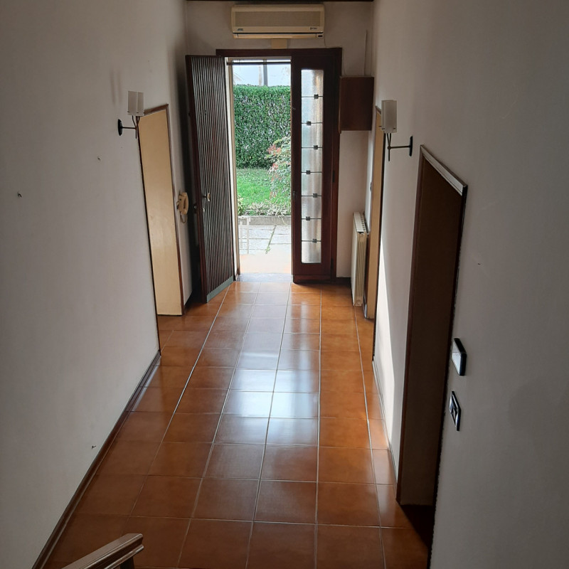 In posizione tranquilla, proponiamo ampia casa singola con finiture degli anni 70, abitabile anch...