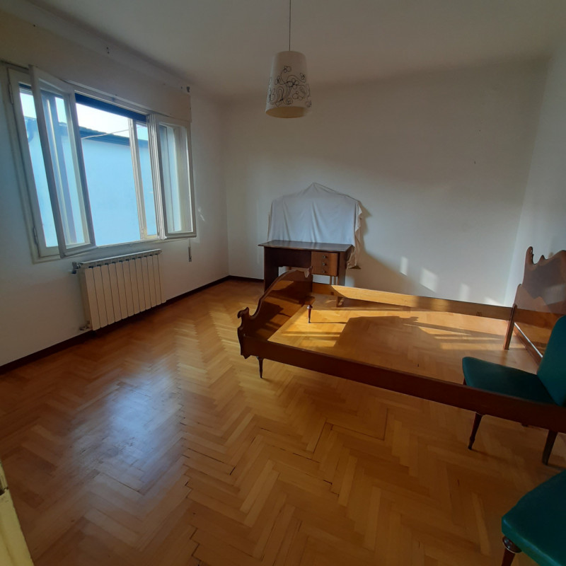 In posizione tranquilla, proponiamo ampia casa singola con finiture degli anni 70, abitabile anch...