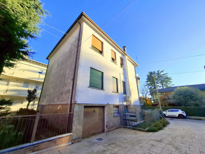 PORZIONE DI BIFAMILIARE – MADONNA PELLEGRINA – ULTIMO PIANO

In zona Madonna Pellegrina/Bassanell...