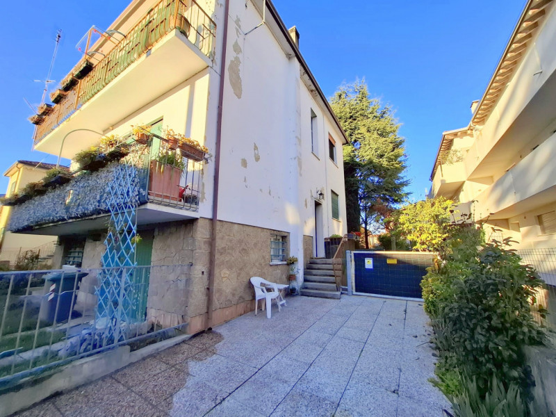 PORZIONE DI BIFAMILIARE – MADONNA PELLEGRINA – ULTIMO PIANO

In zona Madonna Pellegrina/Bassanell...